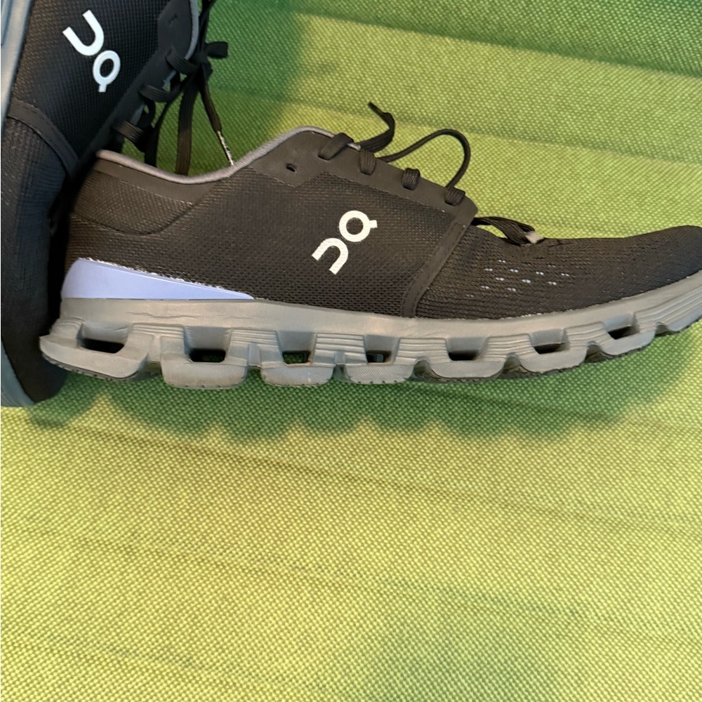 On Cloud X Versatile Men's Gray and Black Athletic Shoes - Picture 4 of 6